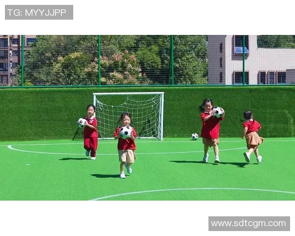 小小足球梦婴儿版的足球明星们如何在绿茵场上展现天赋与魅力